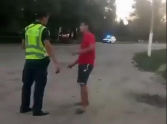 «А за «мусора» — ответишь»: под Одессой полицейский избил молодого человека (видео)