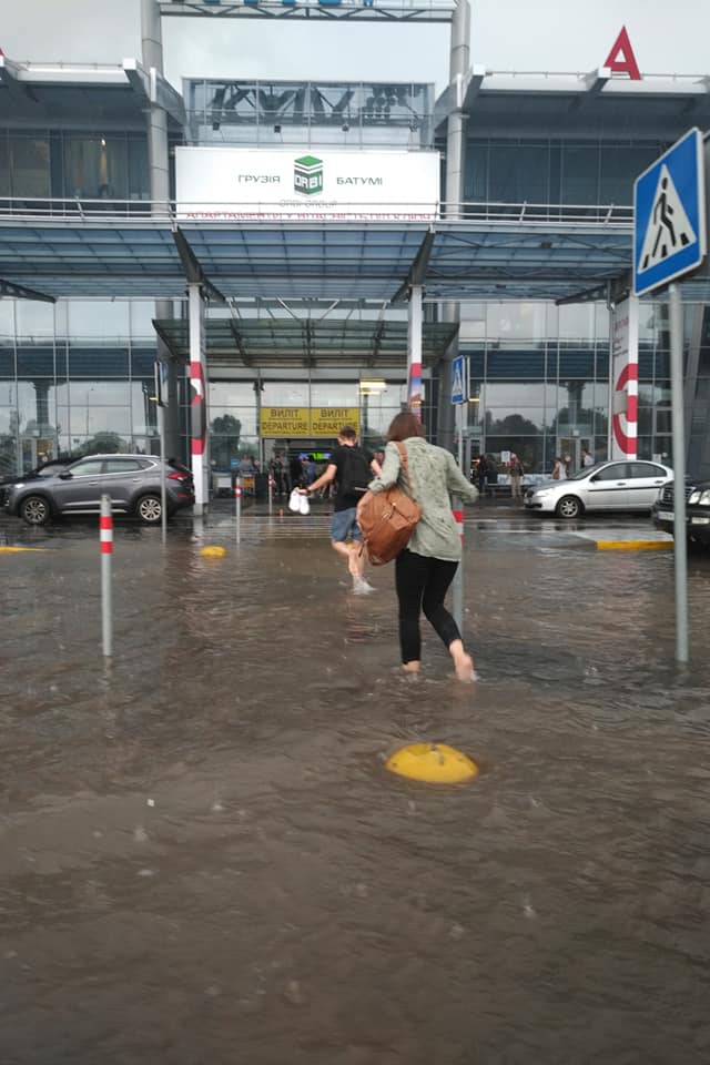 Ливень в Киеве: аэропорт в Жулянах ушел под воду