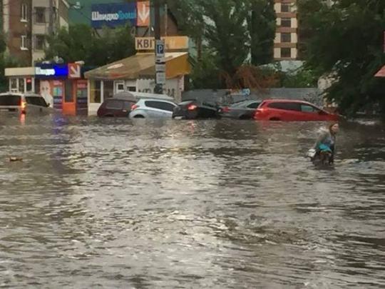 Небывалая гроза в Киеве: появились впечатляющие фото и видео