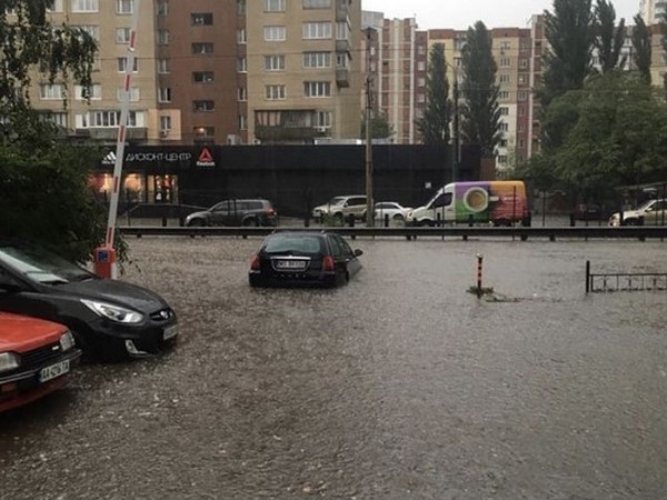 Небывалая гроза в Киеве: появились впечатляющие фото и видео