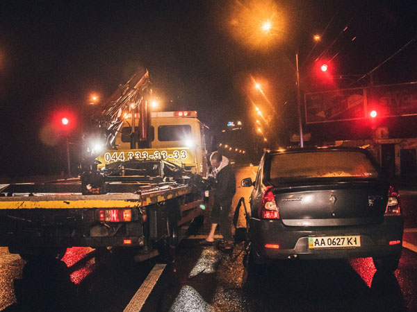 Ночное ДТП в Киеве: возле метро «Ипподром» столкнулись три автомобиля