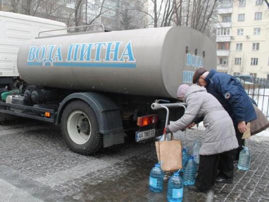 Отключение воды в Киеве: озвучены адреса, где будут находиться цистерны Киевводоканала