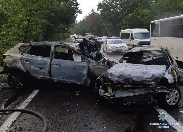 Под Киевом новая масштабная авария: сгорели два авто, погибла семья (фото, видео, обновлено)