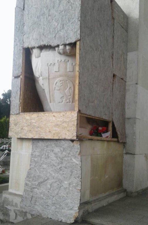 Поляки устроили наглую провокацию на известном кладбище во Львове (фото)