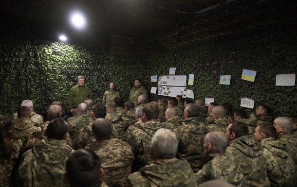 Порошенко вручил награды военным на передовой