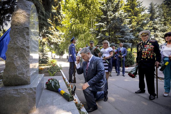 Порошенко вручил орден знаменитому 100-летнему ветерану Залужному (фото)