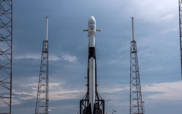 SpaceX запустила ракету Falcon 9 с коммуникационным спутником