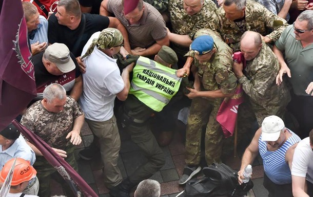 Стычки под Радой. О чем договорились с властямиСюжет