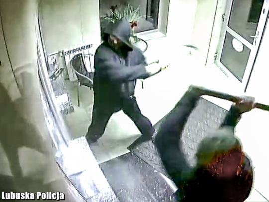 Украинцы устроили дерзкое ограбление в Польше: в сеть попало видео с камер наблюдения (видео)