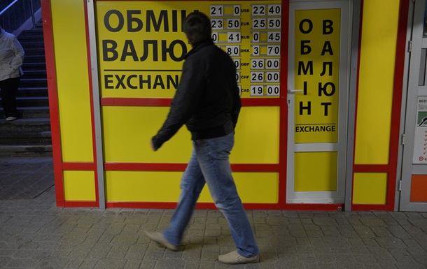 Украинцы в феврале больше продавали валюту, чем покупали