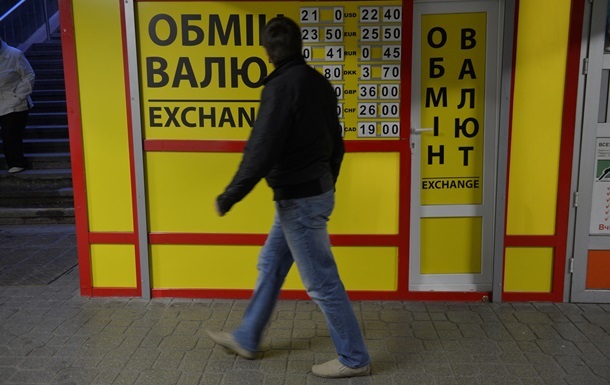 Украинцы значительно увеличили продажу валюты