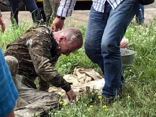 Уволенный военный поджег себя под зданием Минобороны: в сеть попало жуткое видео (видео)