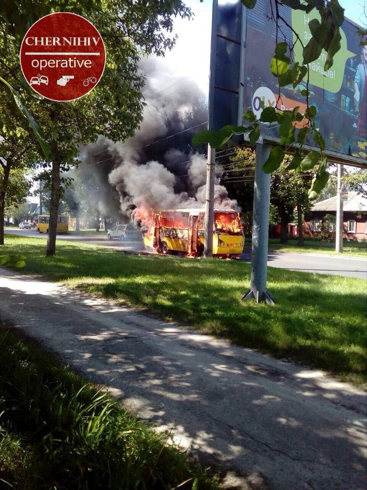 В Чернигове на ходу загорелся автобус (фото, видео)