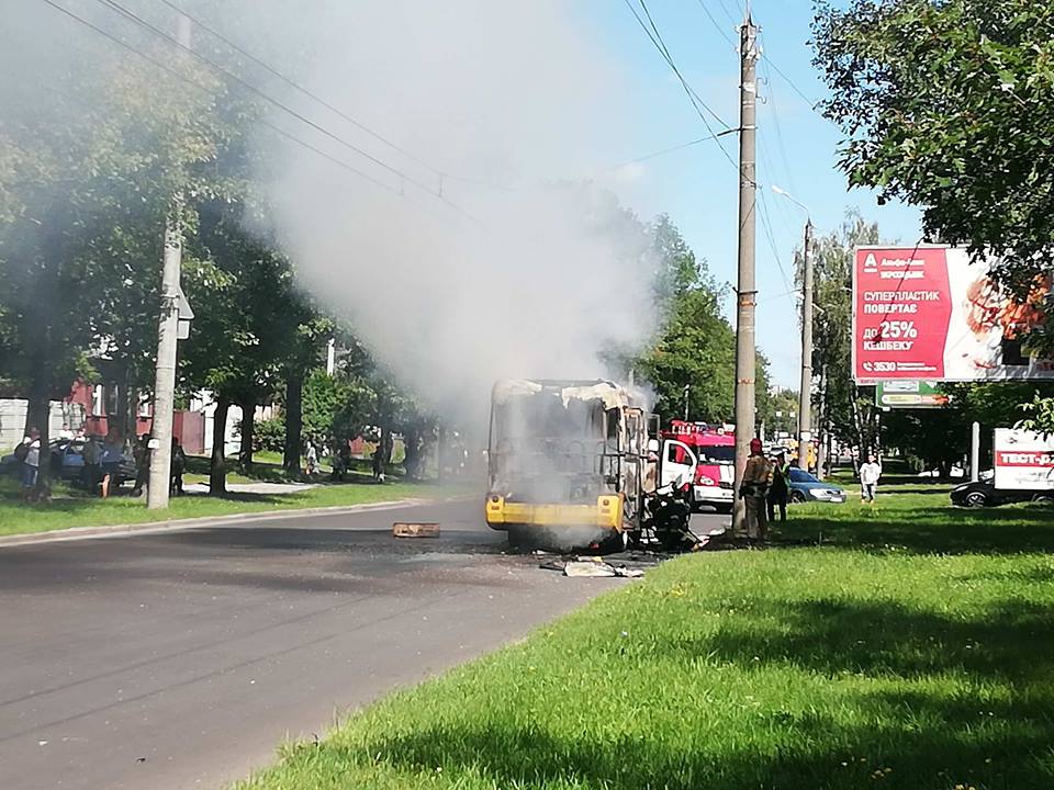 В Чернигове на ходу загорелся автобус (фото, видео)