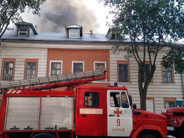 В Харькове почти сутки тушили пожар в историческом здании (фото)
