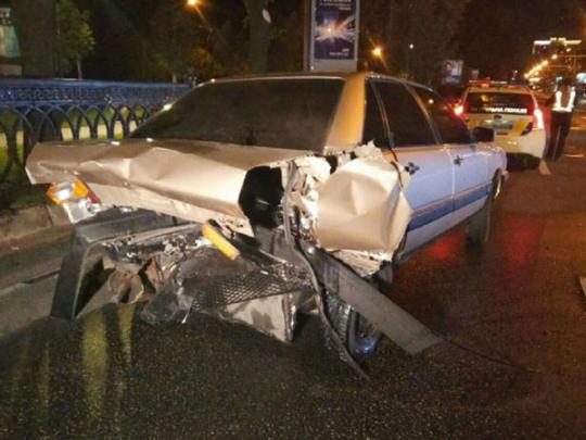 В Киеве из-за девушки-пешехода столкнулись Audi и Mitsubishi, есть пострадавшие