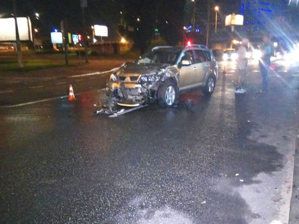 В Киеве из-за девушки-пешехода столкнулись Audi и Mitsubishi, есть пострадавшие