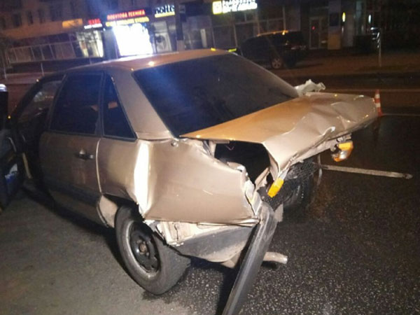 В Киеве из-за девушки-пешехода столкнулись Audi и Mitsubishi, есть пострадавшие