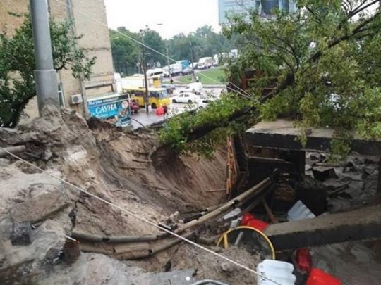 В Киеве после сильного ливня чуть не обвалился мост (фото)