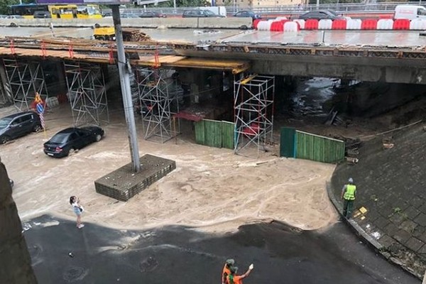 В Киеве после сильного ливня чуть не обвалился мост (фото)