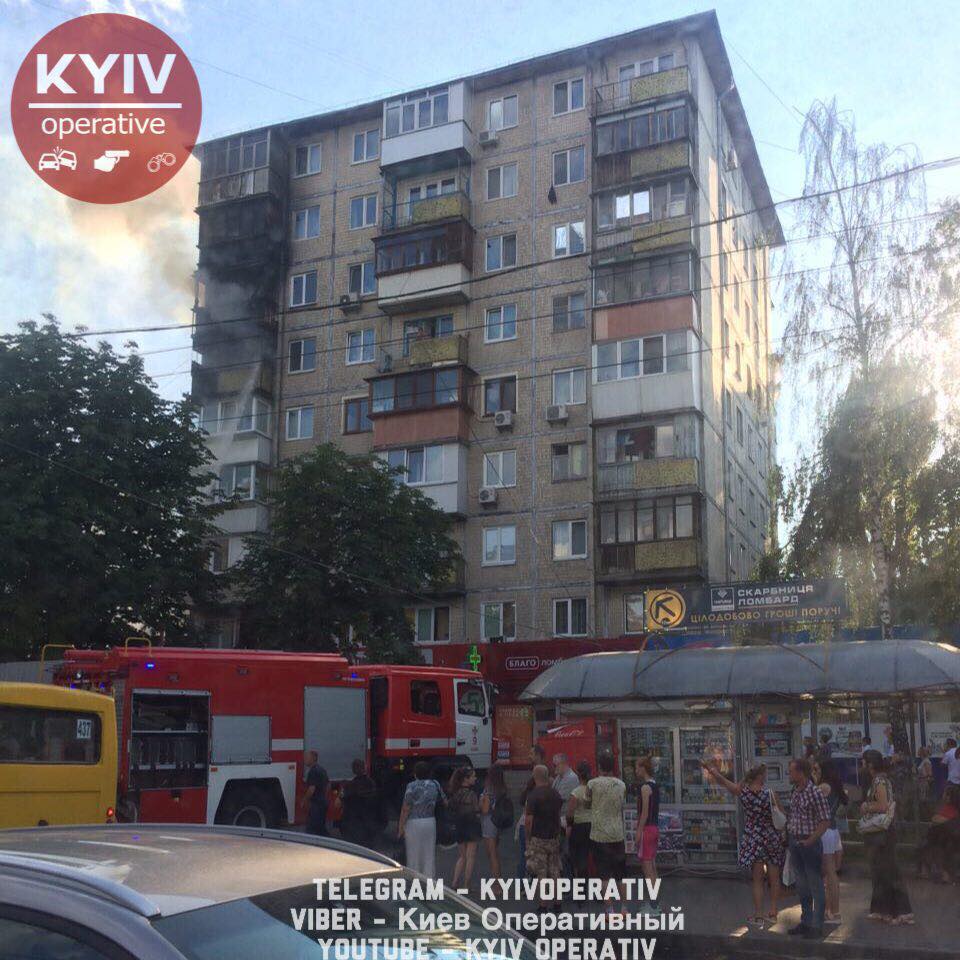 В Киеве вспыхнул крупный пожар в многоэтажке: фото и видео с места событий