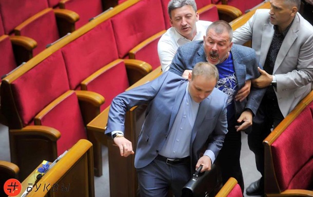 В Раде нардепы подрались из-за Сенцова