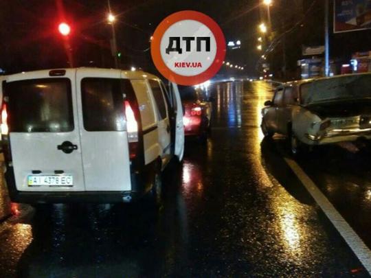 Виновато лунное затмение: в Киеве произошло двойное ДТП на Академика Глушкова