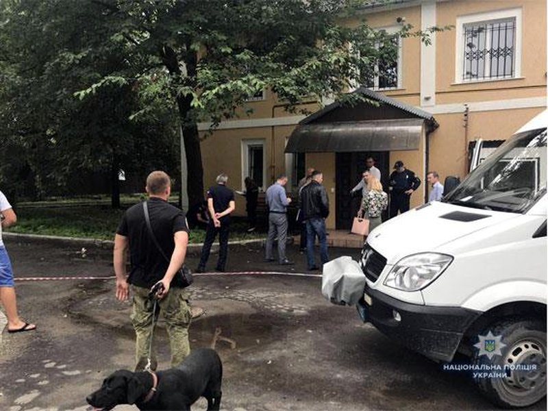 Во Львове под офис юристов подбросили бомбу (фото)