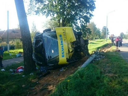 Водитель уснул за рулем: в Беларуси перевернулся автобус с украинцами (фото)