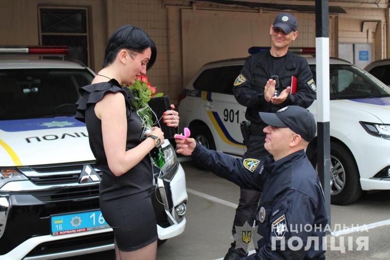«Пройдемте в участок»: одесский спецназовец небанально сделал предложение возлюбленной