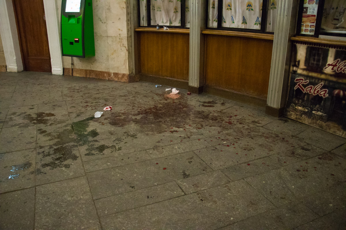 В Киеве неизвестный с ножом напал на бездомного инвалида (фото)