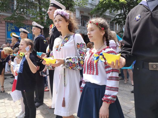 Мегамарш в вышиванках в Одессе: участники прошли по городу с желтыми и синими корабликами