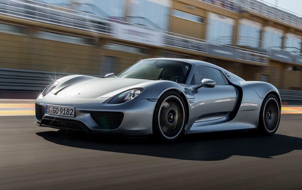 На мальтийском автошоу Porshe врезался в трибуну, есть пострадавшие