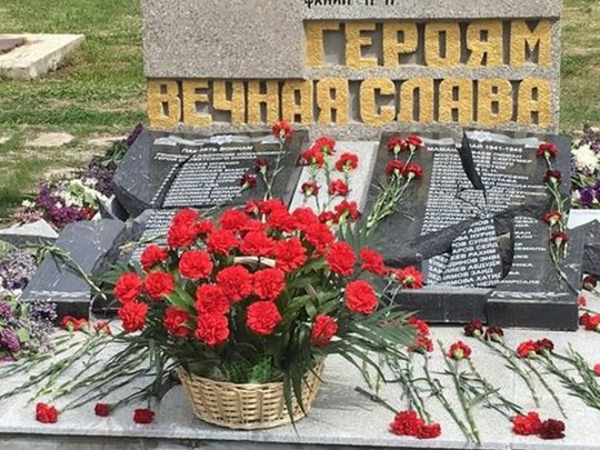 Под Севастополем 9 мая неизвестные разбили мемориальную плиту с именами десятков погибших крымских татар