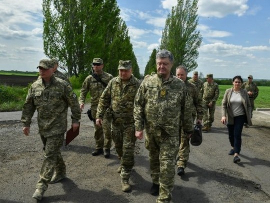 Порошенко приказал повысить выплаты военным на передовой