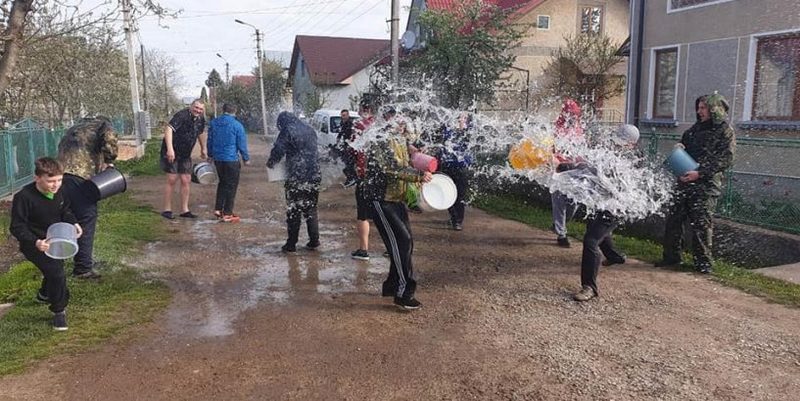 Появились яркие фото и видео празднования Поливального понедельника в Украине