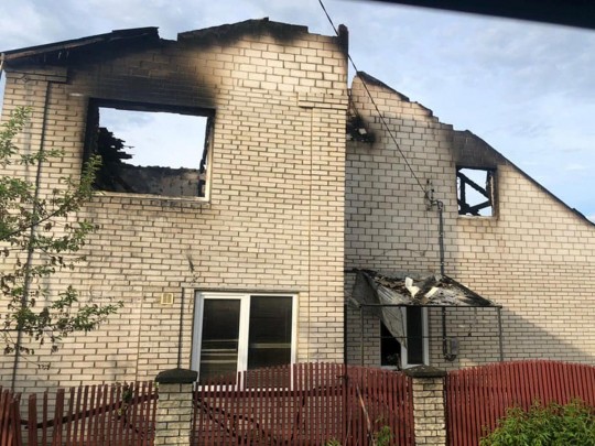 Сгорело абсолютно все: молния уничтожила дом патрульного под Ровно (фото)