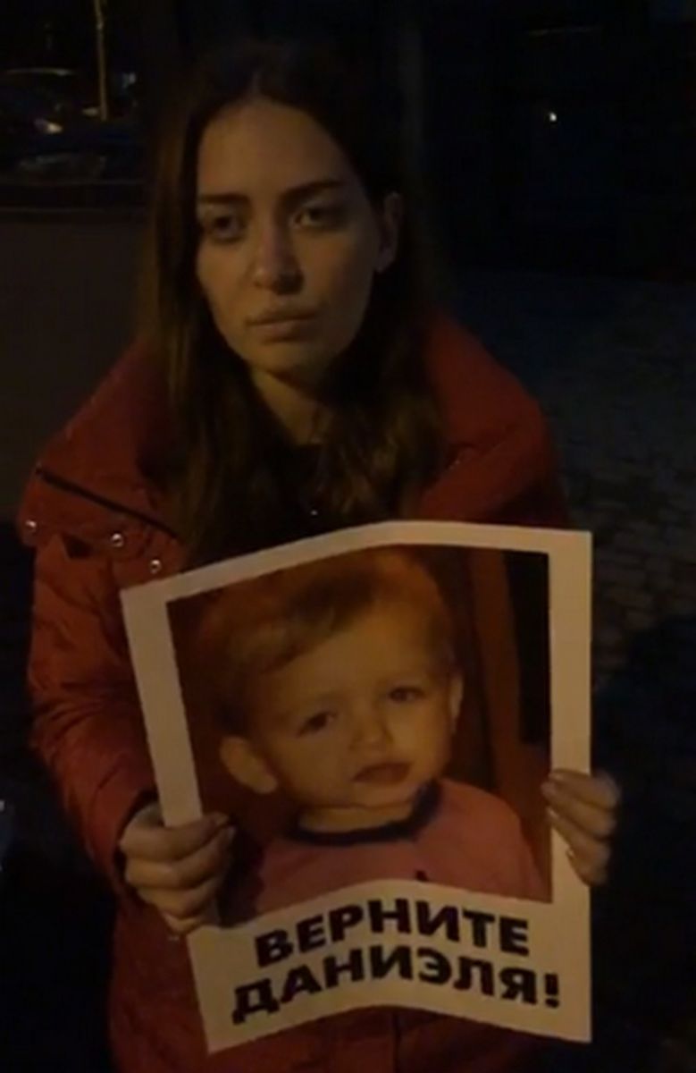 «Спит прямо на полу посольства»: подробности международного скандала вокруг похищения ребенка в Запорожье