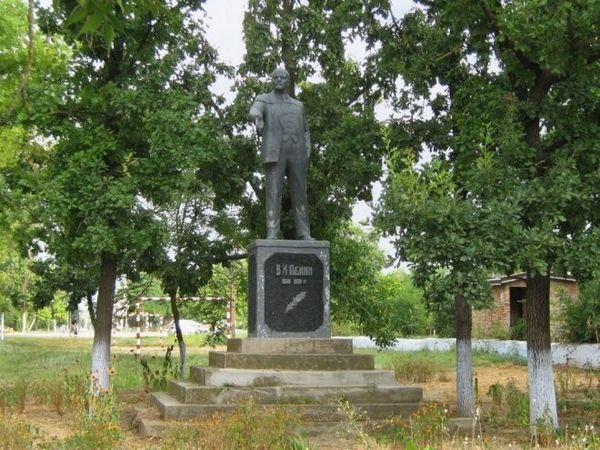 В Одесской области наконец демонтировали памятники Ленину и Марксу (фото)