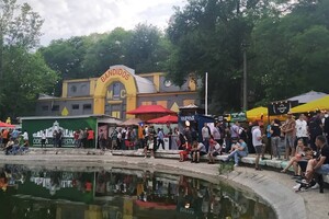 В одесском парке проходит фестиваль пива: у пруда столпились тысячи людей