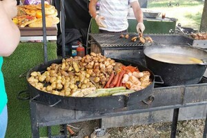 В одесском парке проходит фестиваль пива: у пруда столпились тысячи людей
