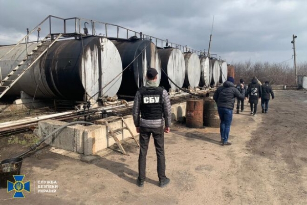 
Силовики накрыли подпольный НПЗ с контрафактом почти на 6 млн грн
