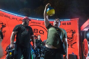 В одесском парке проходит фестиваль пива: у пруда столпились тысячи людей