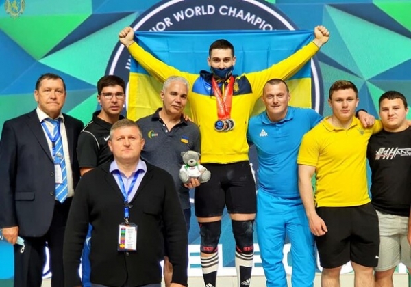 Взял три медали: украинец установил мировой рекорд на чемпионате мира по тяжелой атлетике