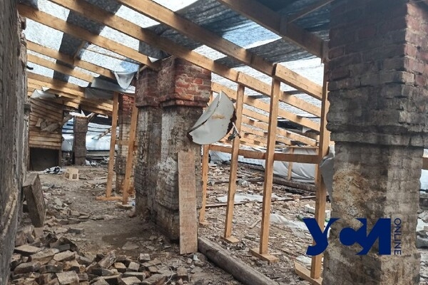 Не выдержал полгода без крыши: в одесском доме Либмана обвалился чердак