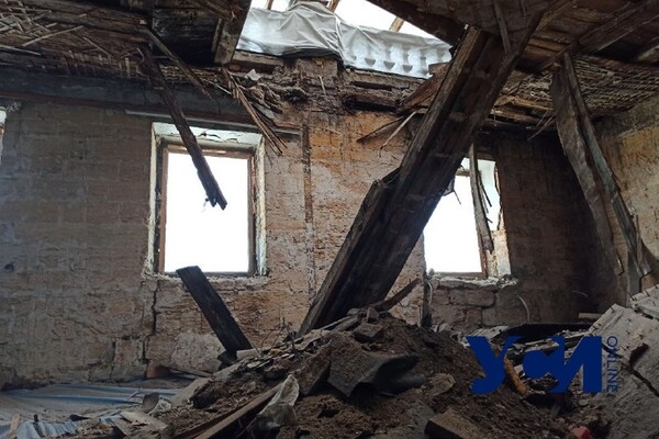 Не выдержал полгода без крыши: в одесском доме Либмана обвалился чердак