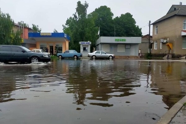 С зонтом в маршрутке и потоп в отделении полиции: что натворила непогода в Одессе