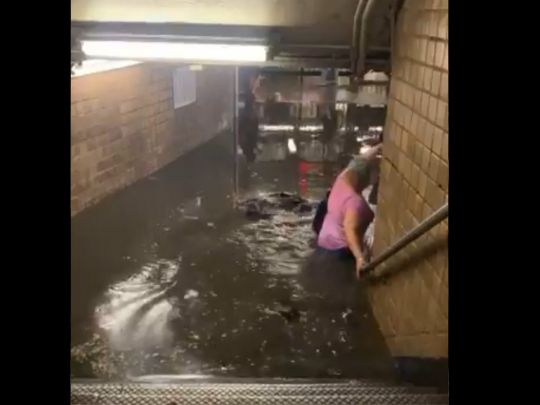 Повінь в Нью-Йорку: метро затопило водою — приголомшливі відео