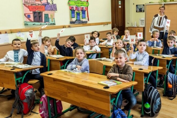 
Собрать школьника в 2021 году обойдется минимум в $100: цены на канцелярию и одежду
