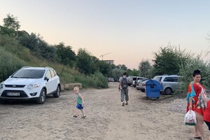 Стройка и немного отдыхающих: как выглядят пляжи в районе Успенского монастыря